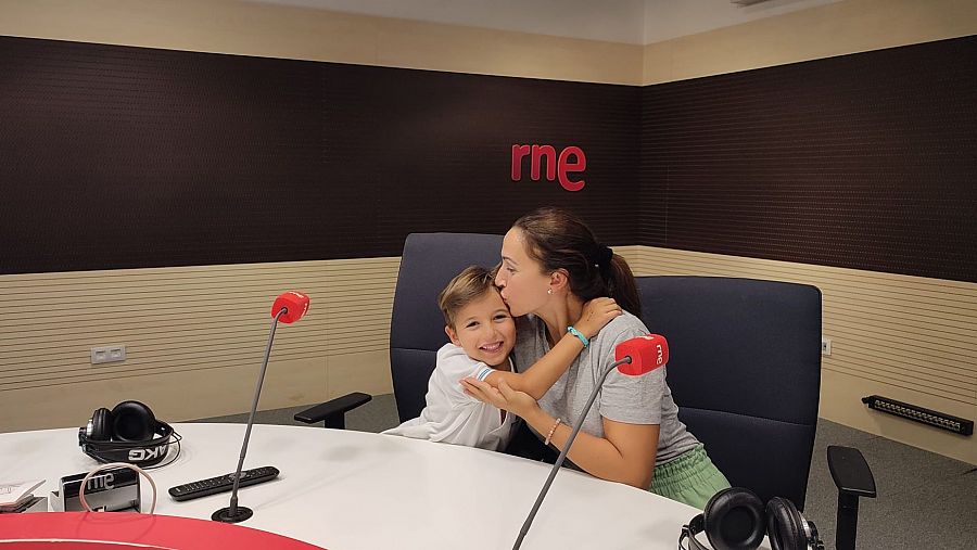 Hugo con su madre, Mónica, en los estudios de RTVE Andalucía, en Sevilla