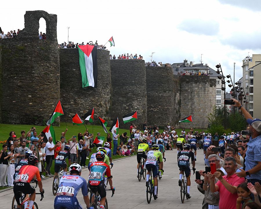 Banderas palestinas en Lugo al paso de La Vuelta ciclista 2024