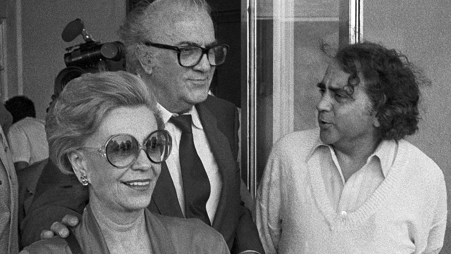 Federico Fellini y Giulietta Masina con Jorge Grau en Barcelona en 1985. EFE/Galles/ct