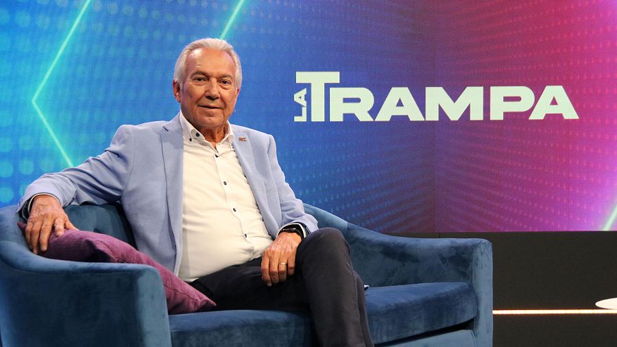 Justo Molinero assegut al plató de 'La Trampa'