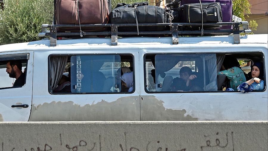 Libaneses huyen del sur y viajan con sus pertenencias por la autopista Damour en dirección a Beirut / EFE / WAEL HAMZEH