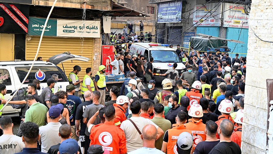 Residentes y médicos se reúnen tras un ataque militar israelí, en la zona de Ghobeiry, en el suburbio sur de Beirut /  EFE / WAEL HAMZEH