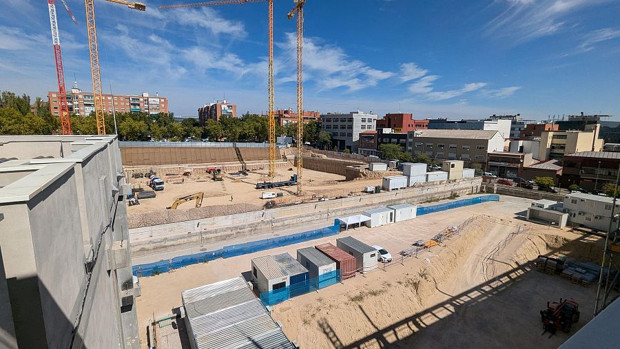 En el primer solar se construye la ampliación de MAD4, mientras que al fondo, con las grúas, se levanta una futura sede de Hacienda que albergará también un centro de datos propio