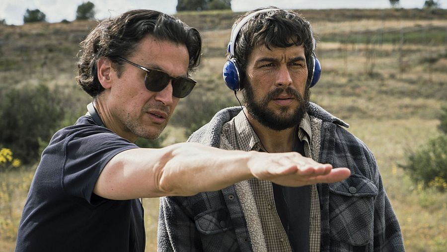 Rodrigo Cortes y Mario Casas, en el rodaje de 'Escape'.