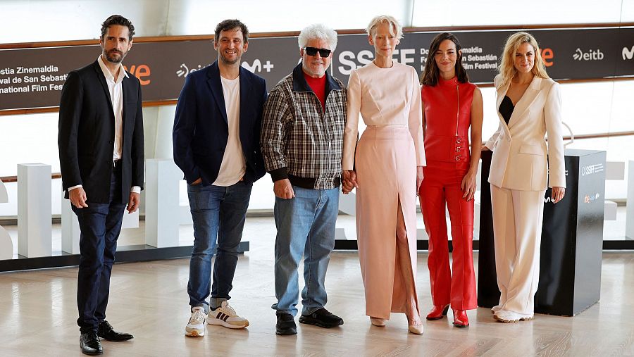 Pedro Almodóvar rodeado de los protagonistas de 'La habitación de al lado' (REUTERS/Vincent West)