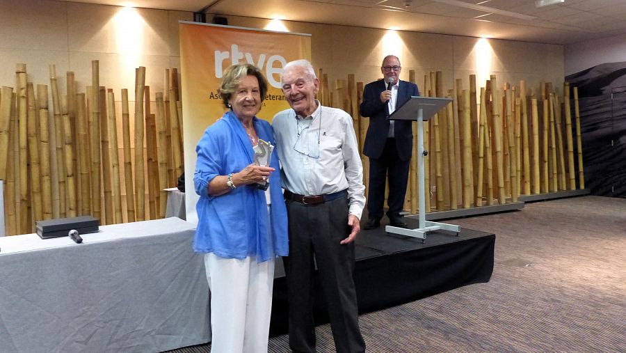 Carmen Jodar recibe el trofeo de Campeones de Dominó de manos de Manuel Moralejo