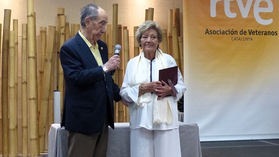 Monserrat Cierco recibe la Placa a la Fidelidad de manos de J. Herrero