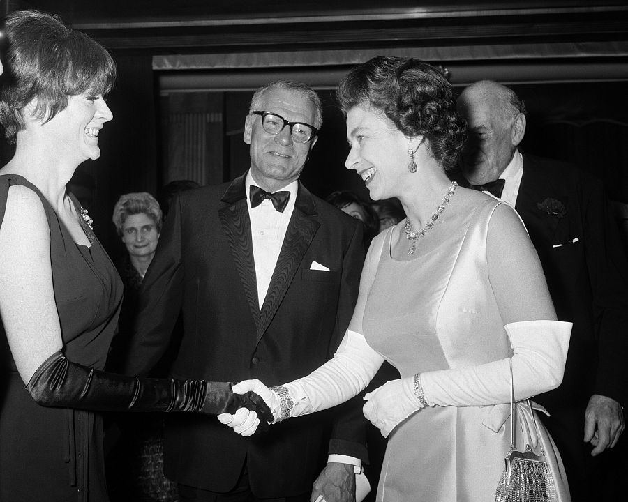 Maggie Smith y la Reina Isabel II en la premiere de 'Otelo' en Londres, 1966.