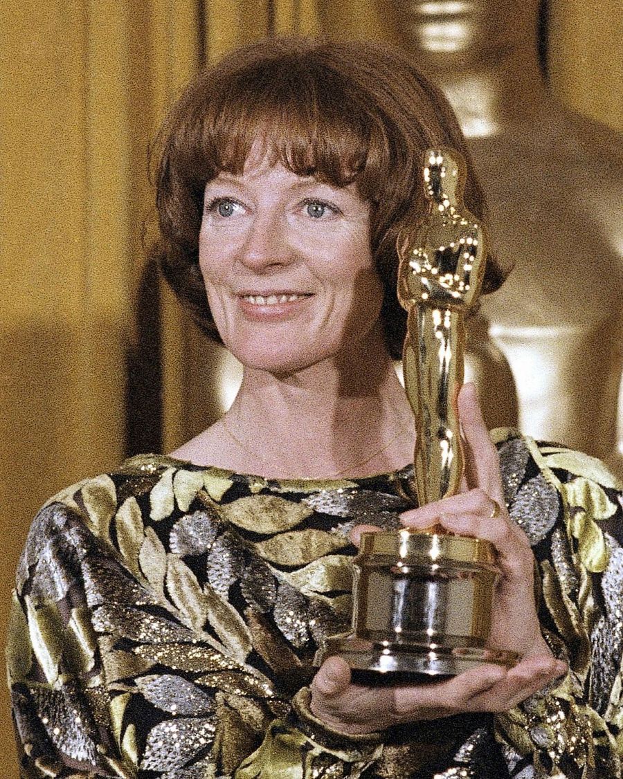 Maggie Smith sosteniendo su Óscar a mejor actriz de reparto por 'California Suite' en 1979