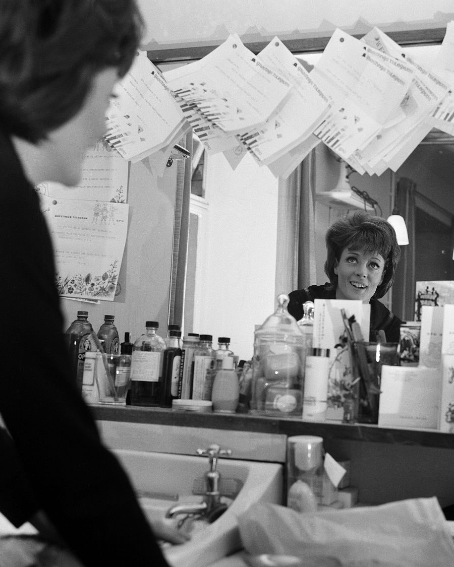 Maggie Smith a los 28 años mirando los telegramas pegados en el espejo de su camerino en 1963