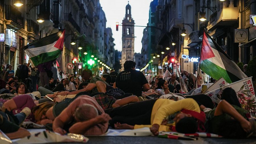 Los manifestantes de Valencia se tiran al suelo ante la simulación de una alarma antiaérea