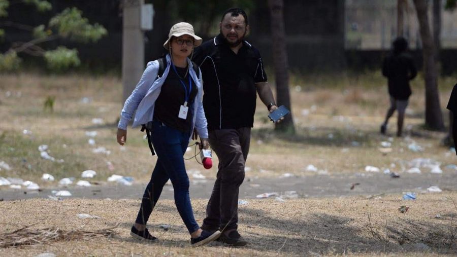 María Gómez Mejía con un compañero de 'Artículo 66' durante la cobertura de las protestas en Nicaragua.