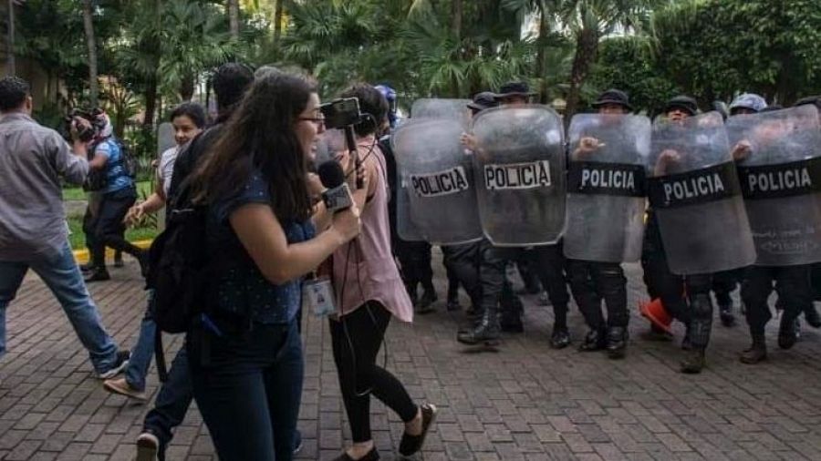 María Gómez durante una cobertura en Nicaragua.