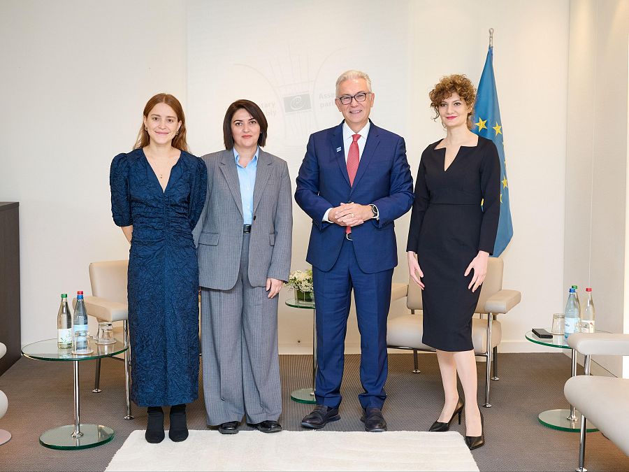 Los candidatos al premio Václav Havel posan con el presidente de la Asamblea paramentaria del Consejo Euopeo, Theodoros Rousopoulos