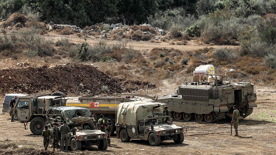 Vehículos del ejército israelí desplegados a lo largo de la frontera con Líbano, en el norte de Israel