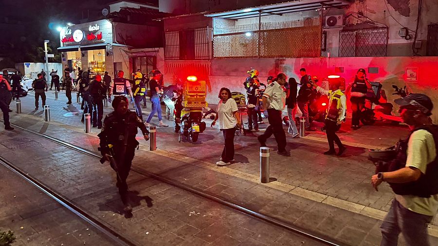 Las fuerzas de seguridad llegan al lugar del ataque en Tel Aviv, Israel