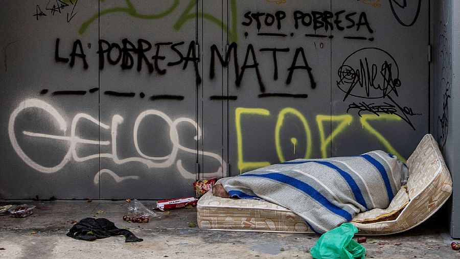 Una persona durmiendo en la calle