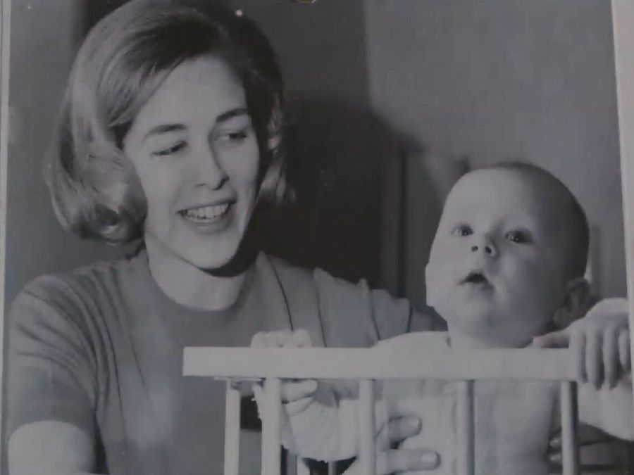 Gudrún Erlendsdóttir con su hijo, en 1975