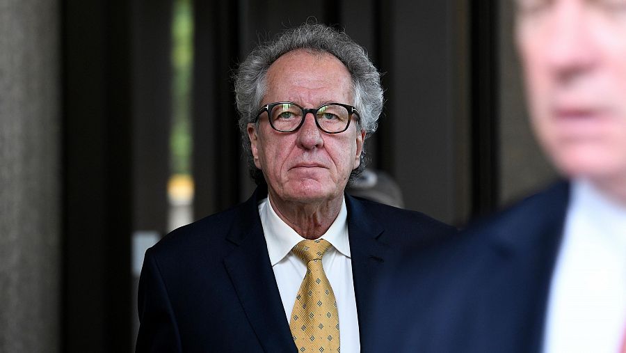 Geoffrey Rush saliendo de la Corte Federal en Australia en 2019