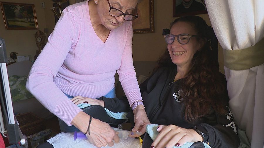 Reichel Estúñiga con su madre, María José Domínguez, en su domicilio de Madrid.