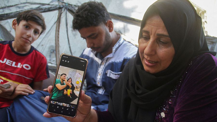 Ferial Al-Ajuri, la madre del barbero palestino desaparecido Maysara Al-Ajuri, muestra una foto suya