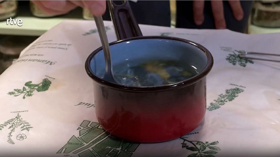 Trini Teixé prepara la infusió de la Marialluïsa.