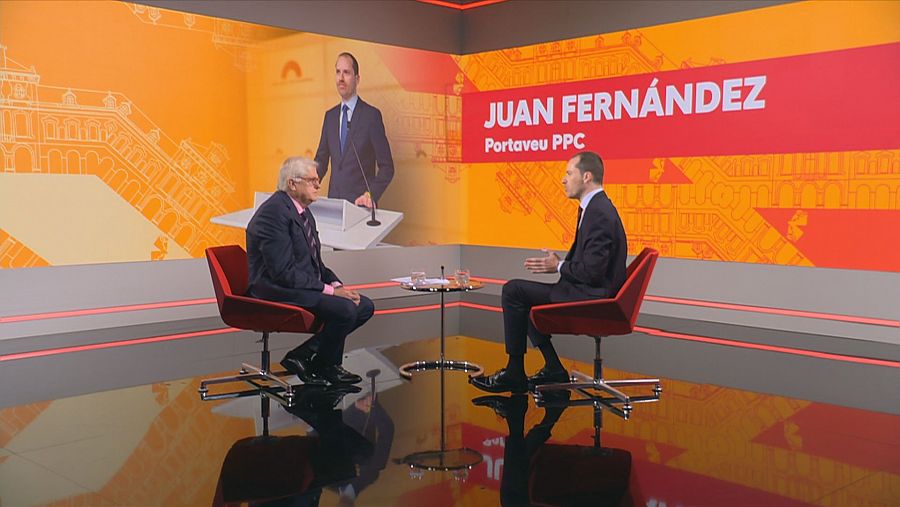 Lluís Flagàs entrevista Juan Fernández asseguta a dues butaques del plató de l' 'Aquí parlem'