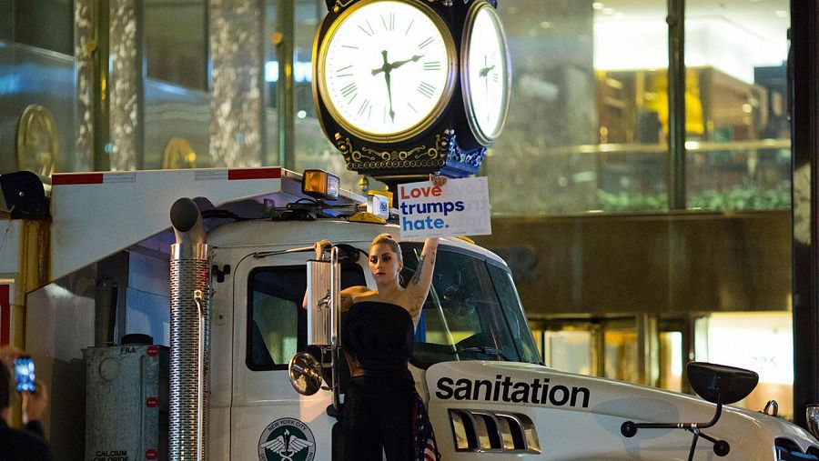 Lady Gaga protestando en frente de la Torre Trump en Nueva York