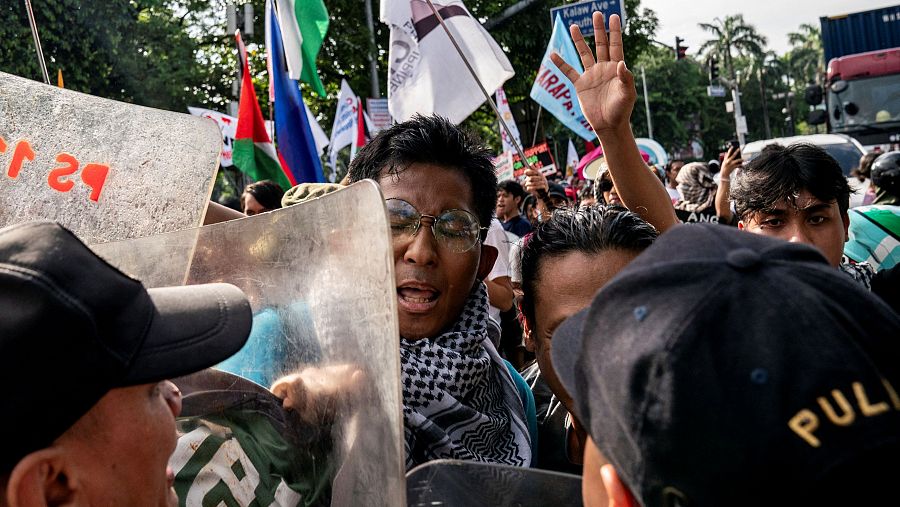 Enfrentamientos entre la policía y los manifestantes propalestinos en Manilas, Filipinas