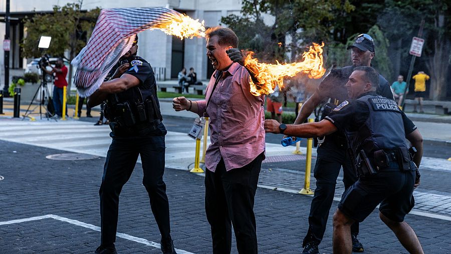 El periodista Samual Mena Jr. ha intentado prenderse fuego en señal de protesta por la guerra en Gaza frente a la Casa Blanca