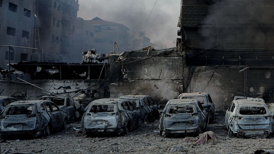 Vehículos y edificios dañados en Daniyeh, Beirut, por los bombardeos israelíes.