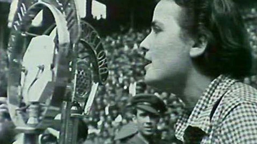 Teresa Pàmies, en un míting a la Monumental de Barcelona a les Jornades de la Dona Antifeixista, el 1936 / Agustí Centelles