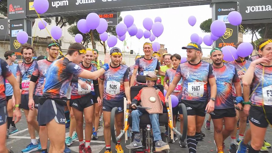 Sammy Basso, disfrazado de soldado romano, antes de tomar la salida de una maratón.