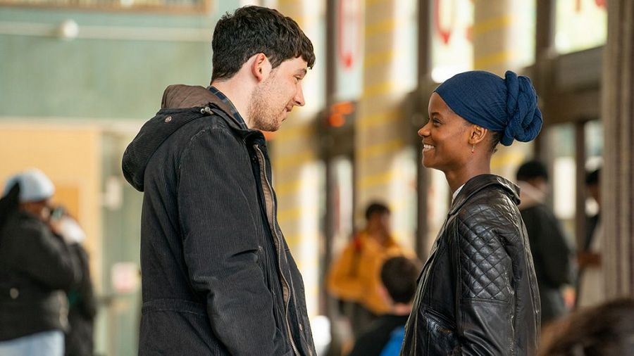 Aisha junto a Connor, su mayor apoyo en la película