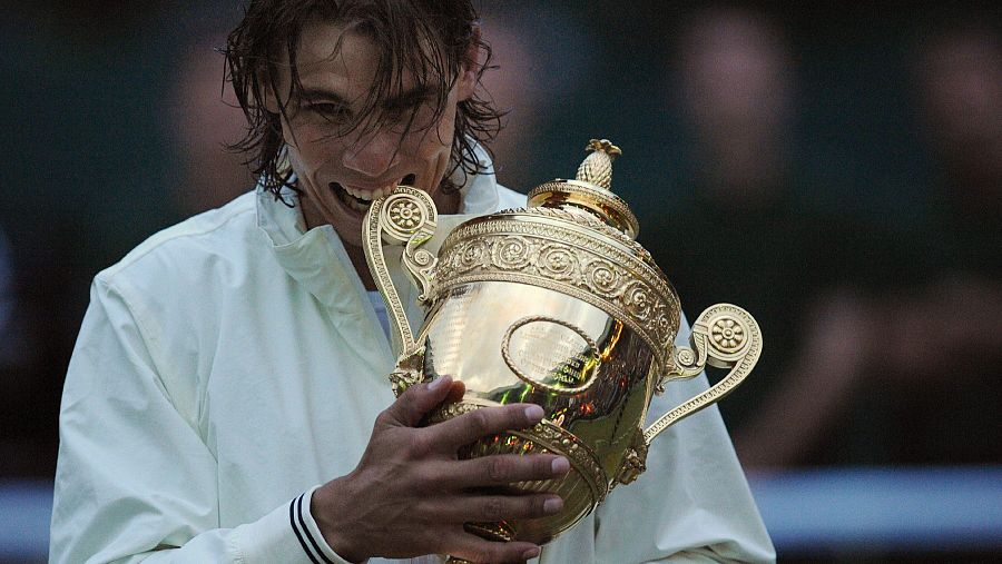 Rafa Nadal gana Wimbledon 2008.