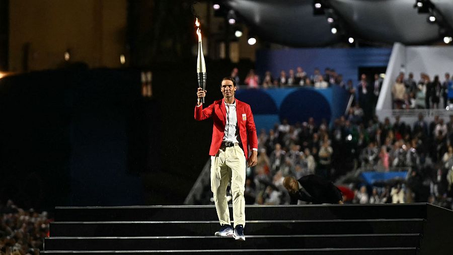 Rafa Nadal se retira: el tenista porta la antorcha olímpica duante la Ceremonia de Inauguración de los Juegos Olímpicos de París 2024