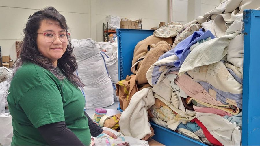 Josselyn Arroyo trabaja en una empresa de inserción laboral clasificando textil.