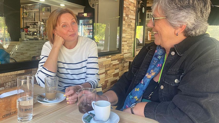 Sylwia Liberda conversa con una de sus amigas en una terraza de Madrid.