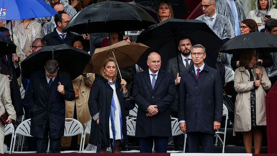 El líder del PP, Alberto Núñez Feijóo (i), junto al portavoz 'popular' en el Congreso, Miguel Tellado (c), y otros representantes de la política