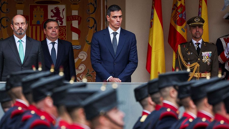 Pedro Sánchez observa la desfilada militar del 12-O des de la tribuna d'autoritats