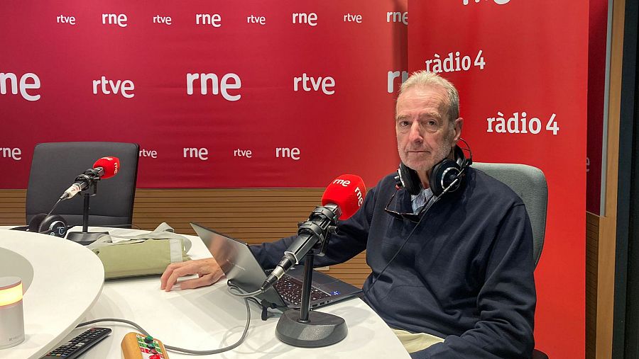 Llàtzer Moix en los estudios de RNE en Barcelona