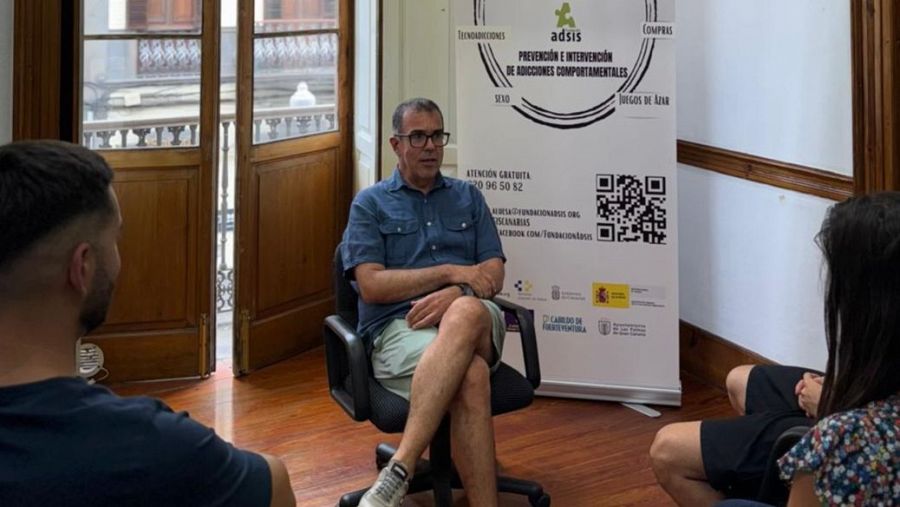 Óscar Lorenzo, director del Centro Aluesa, con un grupo de ayuda a familiares de tecnoadictos.