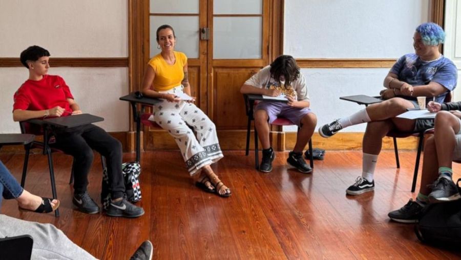 Seneida Rodríguez, educadora social, con un grupo de jóvenes.