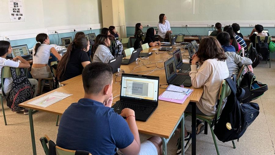 El Centro Aluesa imparte talleres de preveción a las tecnoadicciones en institutos de educación secundaria.