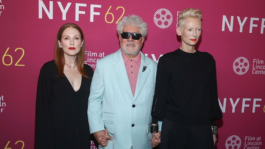 Almodóvar con Julianne Moore y Tilda Swinton en el Festival de cine de Nueva York (Andy Kropa/Invision/AP)