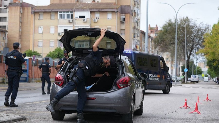 Imagen efectivos policiales poligono sur Sevilla