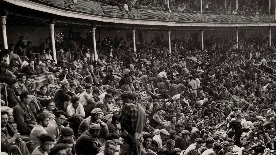 Los prisioneros abarrotan la plaza de toros de Santander