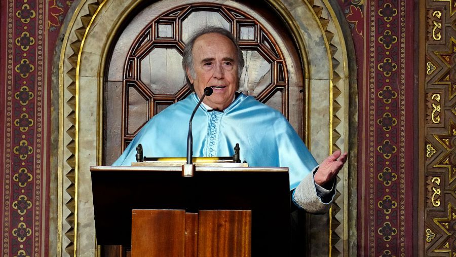 Serrat, investido doctor honoris causa por la Universidad de Barcelona