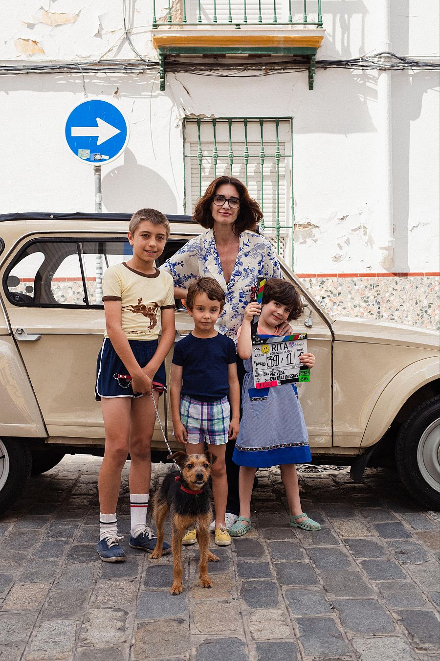 Paz Vega con los tres niños que protagonizan la película