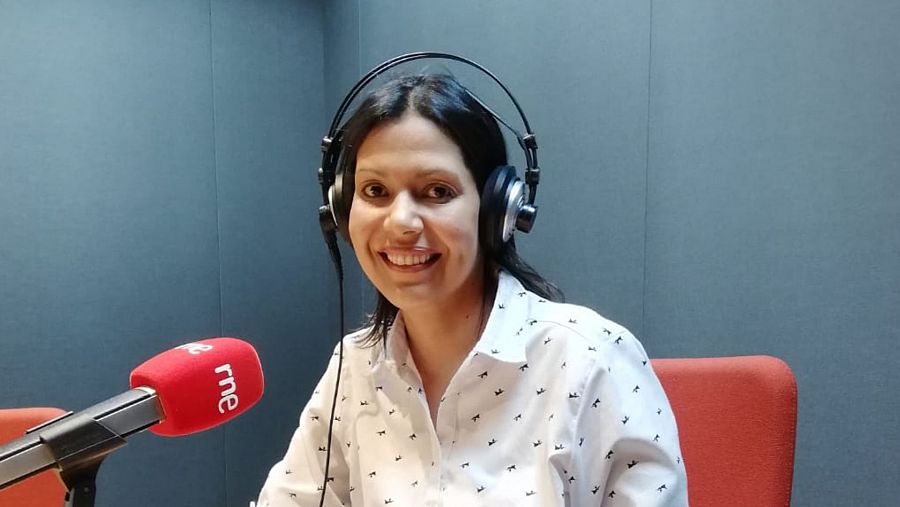 La paciente Anna Karina Álvarez en el estudio de RNE de Oviedo